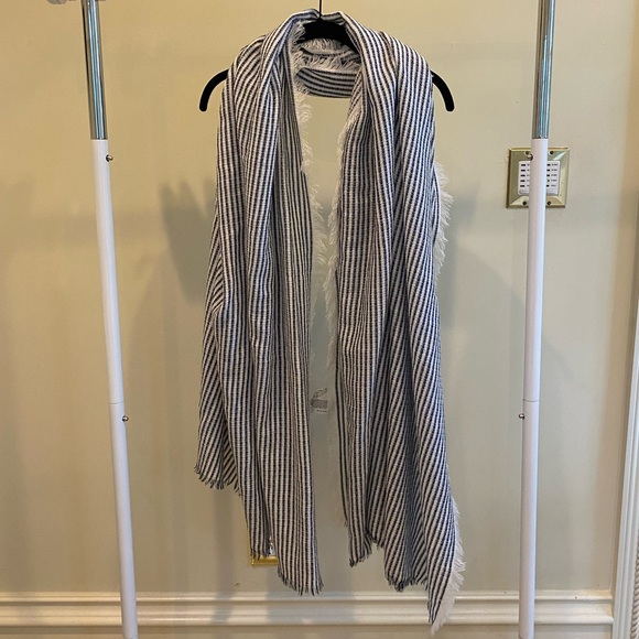 Striped Scarf - Picture 2 of 4